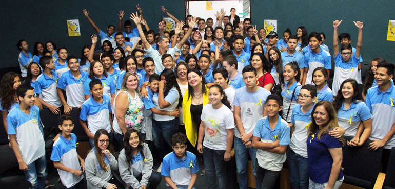 Setembro Amarelo: psicóloga conversa com adolescentes sobre depressão durante palestra no Fórum