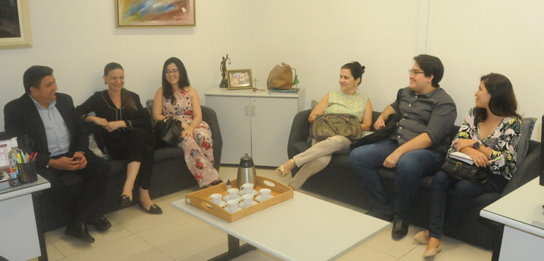 15ª Vara de Família recebe coordenação e alunos de pós-graduação da Unifor