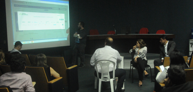 Representantes do “Tempo de Justiça” verificam andamento de processos durante reunião no Fórum