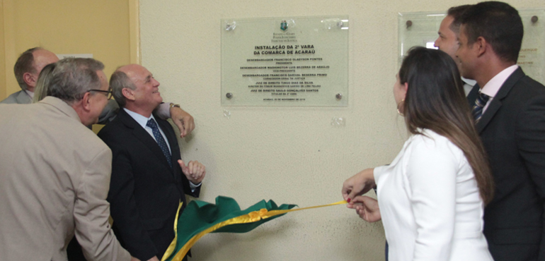 Magistrados, promotora e defensor público comemoram instalação de nova vara em Acaraú
