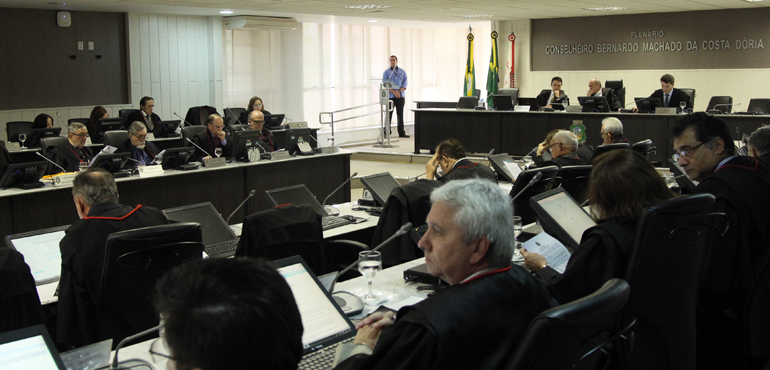 TJCE suspende o pagamento de auxílio-moradia e fixa novos vencimentos de magistrados