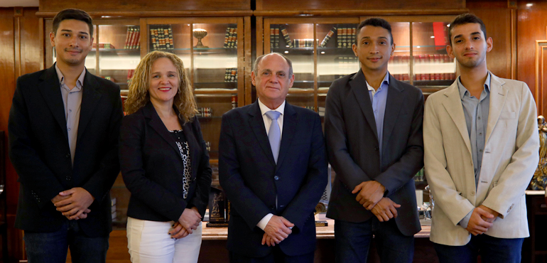 Desembargador Gladyson Pontes recebe representantes da Casa do Estudante