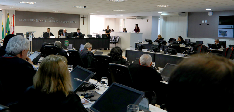 Desembargadores homenageiam presidente Gladyson Pontes durante sessão do Pleno