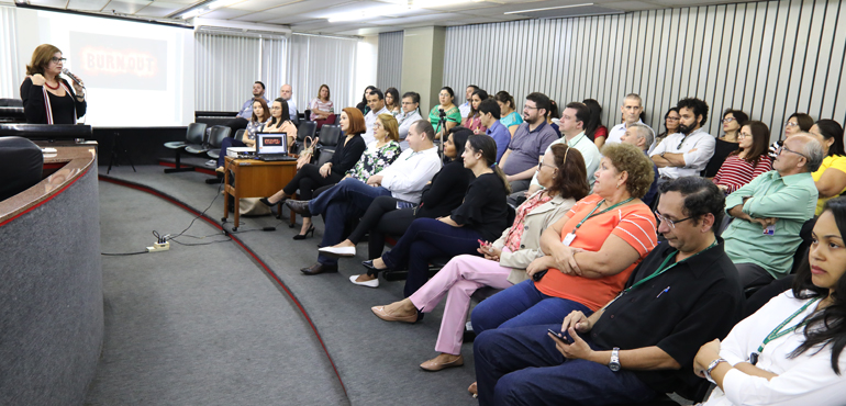 Psicóloga explica sobre causas e como prevenir a síndrome do esgotamento profissional