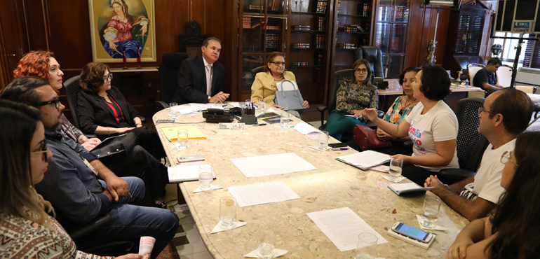 Presidente do TJCE recebe grupos de apoio à adoção e juízes da Infância e Juventude