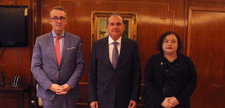 Presidente do TJCE recebe visita de juiz francês