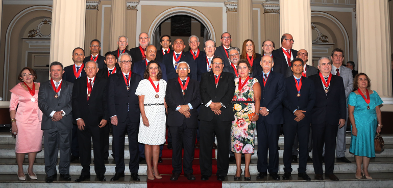 Desembargador Teodoro Santos participa do 80º Encoge e é agraciado com medalha de honra