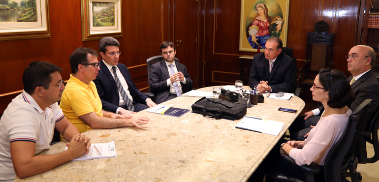Desembargador Washington Araújo recebe representantes do SindJustiça
