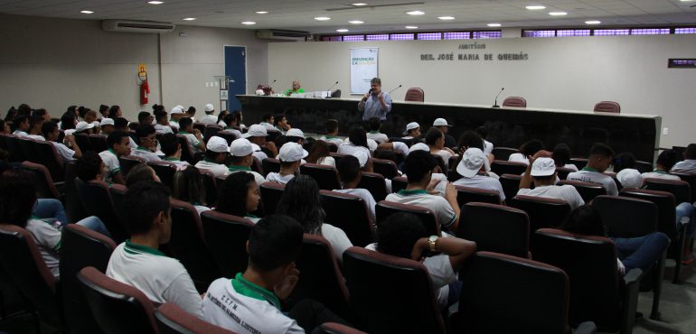 Estudantes assistem discussão sobre prevenção contra drogas na Esmec