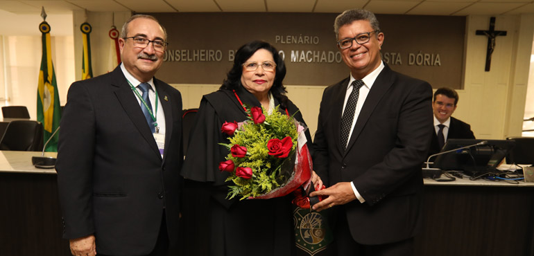 Coral presta homenagem às desembargadoras do Tribunal de Justiça do Ceará