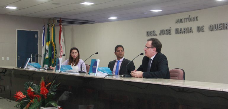 Esmec lança Volume 17.1 da Revista Themis em evento com exposição de artigos científicos