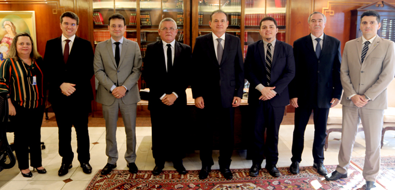 Presidente do TJCE anuncia medidas para atender a demandas dos oficiais de Justiça durante reunião com representantes sindicais