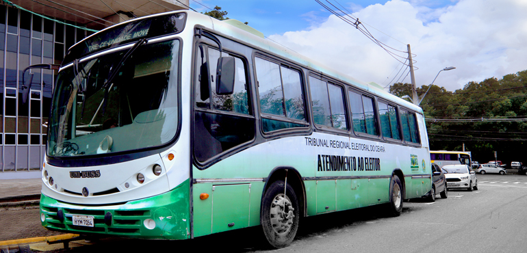 Unidade móvel do TRE encerra nesta sexta-feira atendimento em frente ao TJCE para fazer biometria