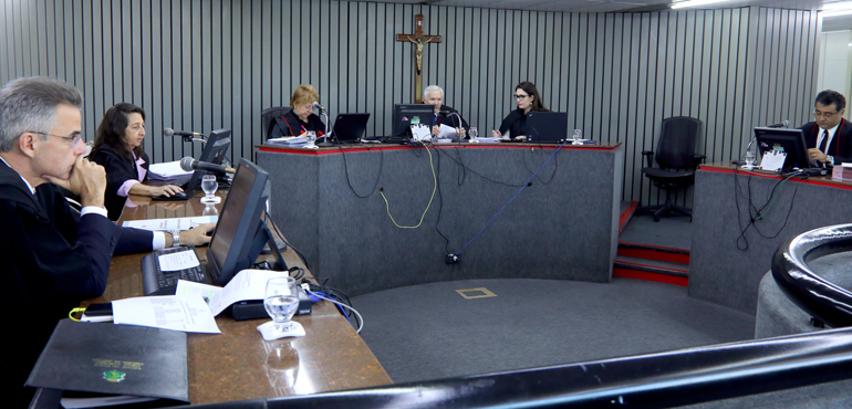 Barraca de praia deve indenizar cliente expulsa do local por convidar ambulante para sentar-se à mesa