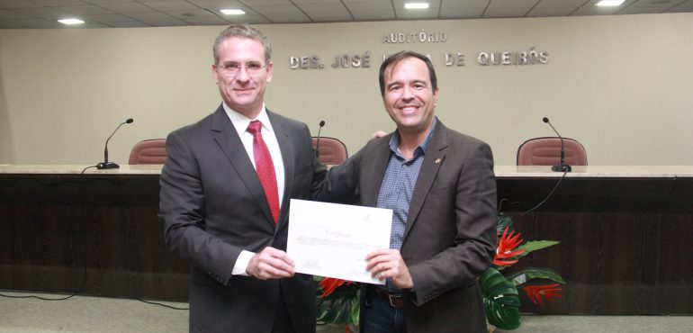 Palestra na Esmec apresenta inovações na relação entre Direito e Economia