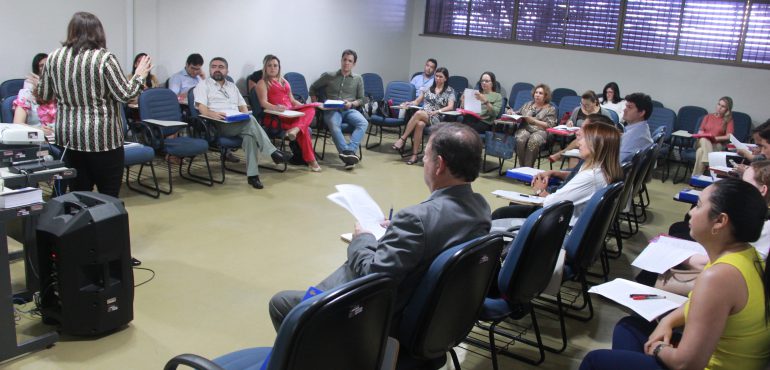 Primeira aula de curso de francês é ministrada na Esmec