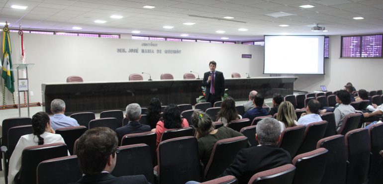 Palestra na Esmec gera debate sobre o princípio do juiz natural no mundo contemporâneo