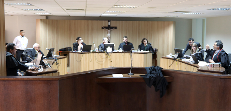 Concessionária deve substituir veículo que vendeu com defeito e pagar indenização para cliente