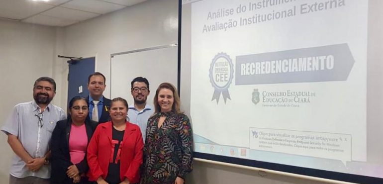 Membros do CPAI analisam a avaliação externa da Esmec