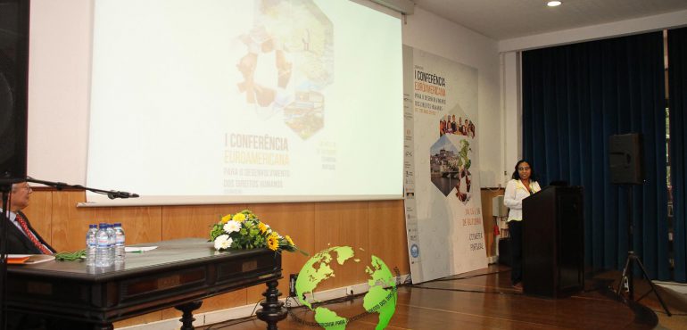 Servidora apresenta trabalho sobre curso ministrado na Esmec, em Coimbra