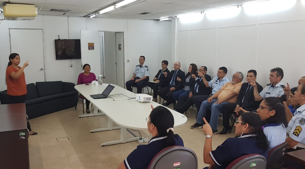Policiais e servidores que fazem atendimento ao público no TJCE participam de curso de libras