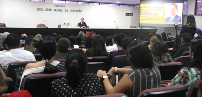 Magistrado destaca os deveres e o papel do juiz durante palestra na Esmec