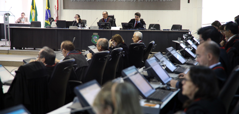 Pleno transforma aposentadoria voluntária do desembargador Francisco Pedrosa em compulsória