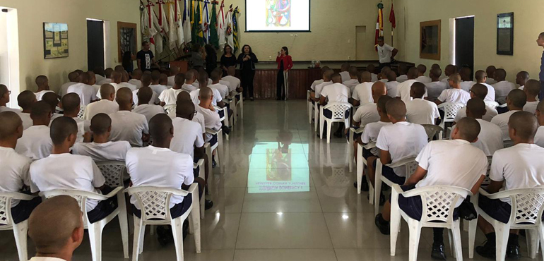 Juizado da Mulher promove palestra sobre Lei Maria da Penha para aprendizes de marinheiros