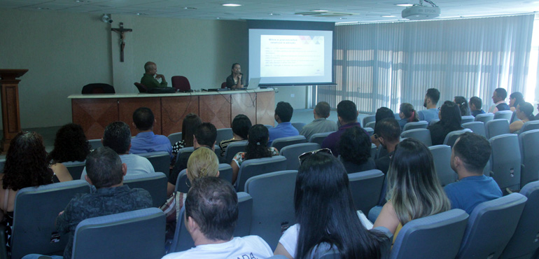 Pretendentes à adoção e servidores participam de treinamento no Palácio da Justiça