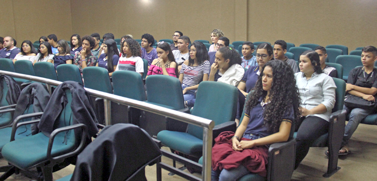 Estudantes de escola estadual assistem a júri e aprendem sobre funcionamento da Justiça