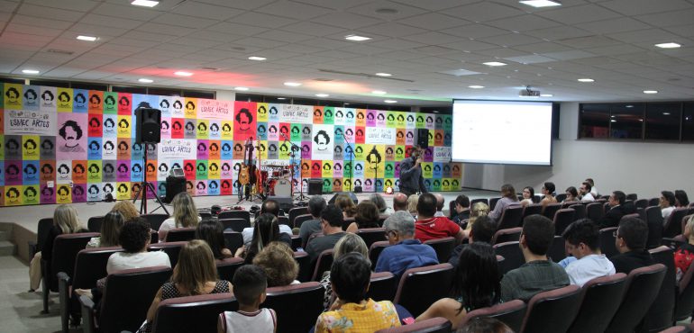 Servidores e colaboradores da Esmec montam painel em homenagem a Belchior