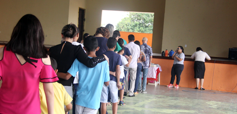 Pretendentes à adoção têm manhã de atividades com  crianças e adolescentes em abrigos