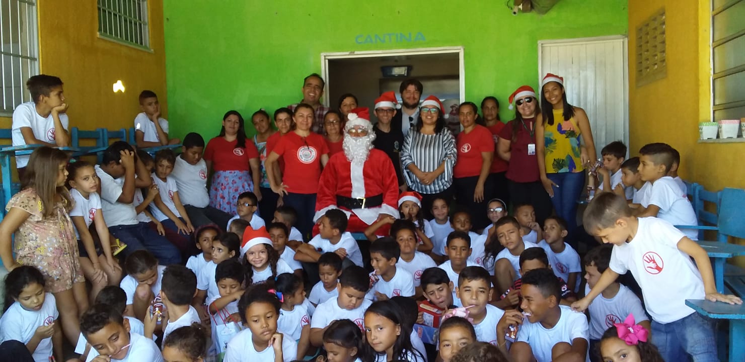 Comarca de Icó faz doação de brinquedos para crianças de projeto social