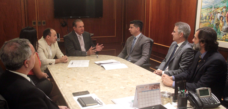 Detalhes de obra da Esmec são apresentados durante reunião na Presidência do TJCE