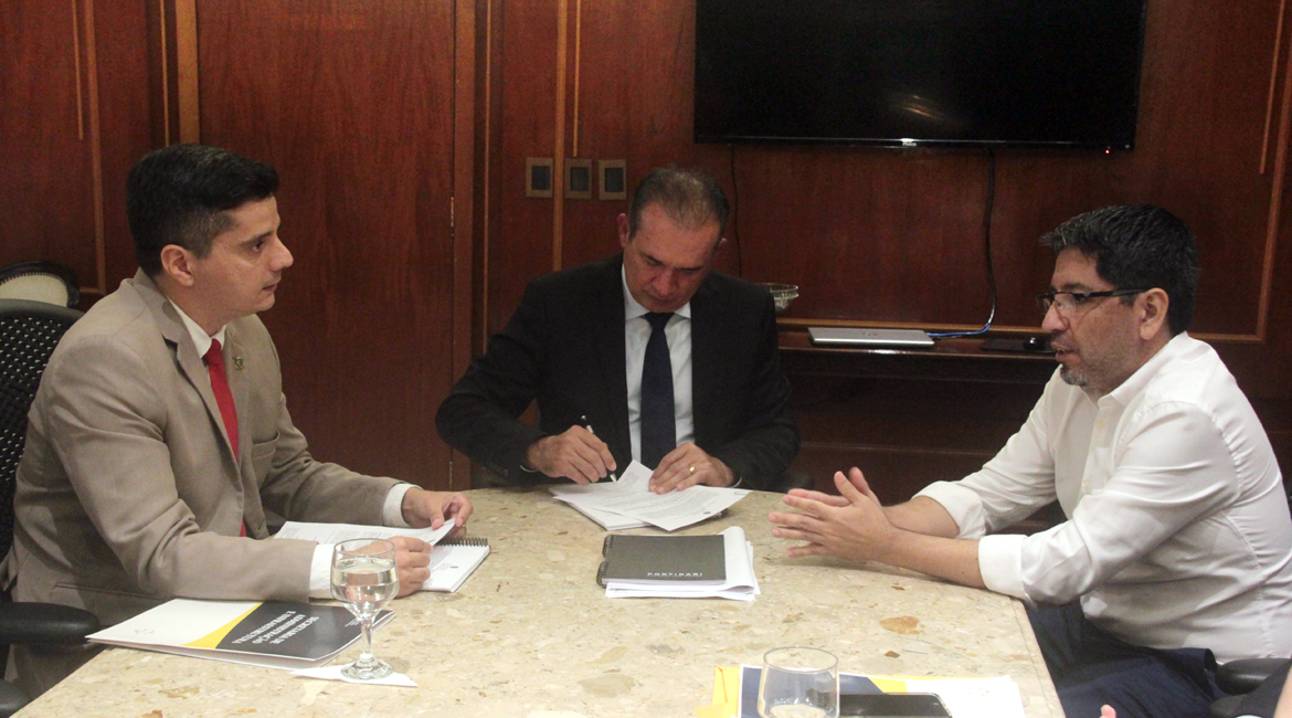 Presidente assina ordem de serviço para construção do Fórum de Aracati e readequações do Fórum de Fortaleza