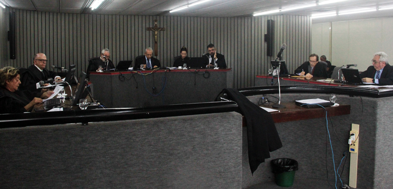 Motorista que teve carro apreendido ilegalmente deve ser indenizado em R$ 8 mil