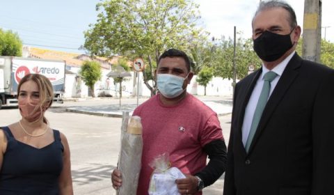 Vendedores autônomos recebem licença para trabalhar no entorno do Fórum Clóvis Beviláqua