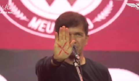 Durante live, Waldonys apoia Campanha Sinal Vermelho de combate à violência contra a mulher
