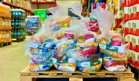 Menino que procurou o Judiciário para alterar certidão de nascimento recebe juíza e participa de entrega de cestas básicas em Quixeramobim