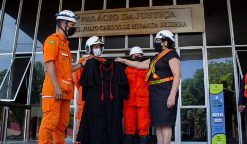 Presidente do Judiciário cearense visita, pela 1ª vez, parte do prédio do TJCE após incêndio e resgata toga intacta
