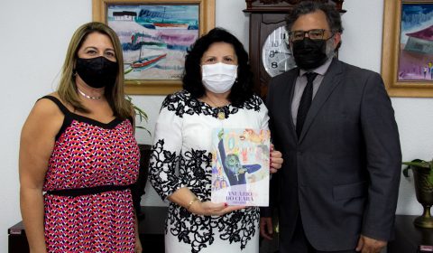 Presidente do TJCE recebe nova edição do Anuário do Ceará