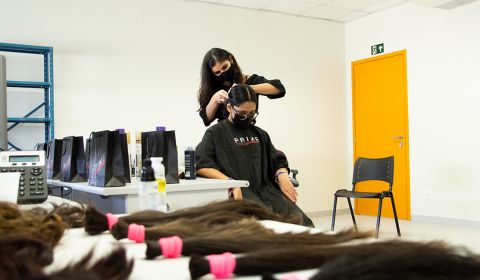 Juizado da Mulher de Fortaleza incentiva doação de cabelos para pacientes com câncer e reforça a proteção e amparo ao público feminino