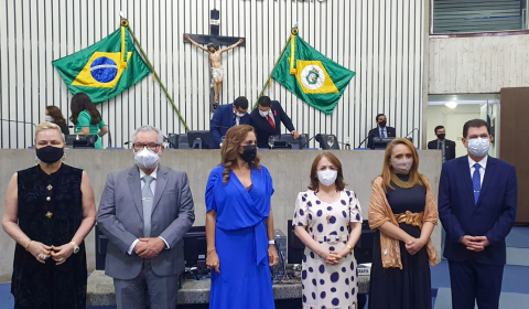 Coordenadora do Comitê Estadual de Saúde do Ceará e do Núcleo de Apoio Técnico ao Judiciário recebe homenagem na Assembleia Legislativa