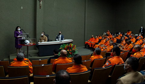 Assistência Militar recebe novos bombeiros, e presidente do TJCE reconhece empenho da corporação
