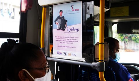 Campanha Justiça pela Mulher, contra violência doméstica, circula nos ônibus de Fortaleza