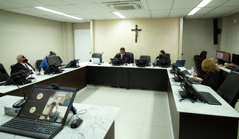 Câmaras do TJCE retomam julgamentos em salas adaptadas no Fórum de Fortaleza, com sessão em formato presencial e híbrido simultaneamente