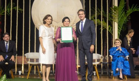 Chefe do Judiciário cearense é agraciada com a Medalha da Abolição, maior comenda do Estado