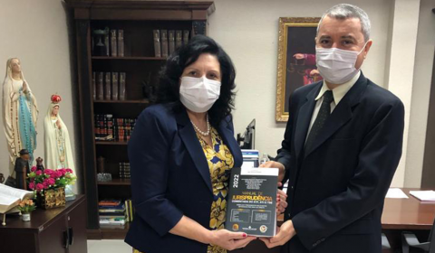 Manual de Jusrisprudência Comentada que vai auxiliar magistrados é apresentado à presidente do TJCE