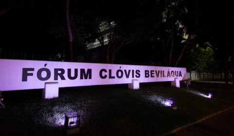 Fórum de Fortaleza ganha iluminação especial para campanha “TJCE pela Adoção”