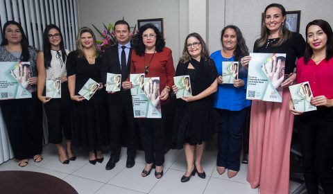 Comissão entrega cartilha sobre prevenção ao assédio moral aos gestores do Poder Judiciário
